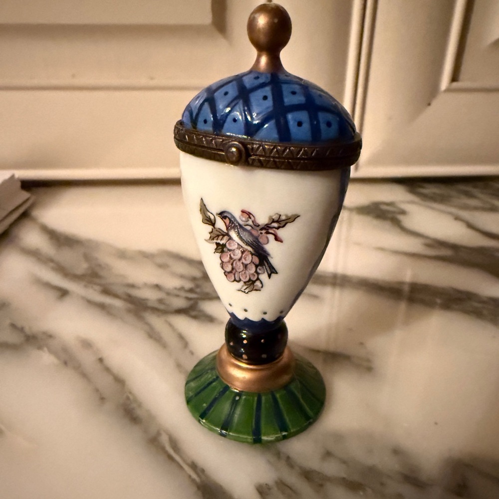 Tracy Porter Blue Bird Glass trinket box. Delightful piece.